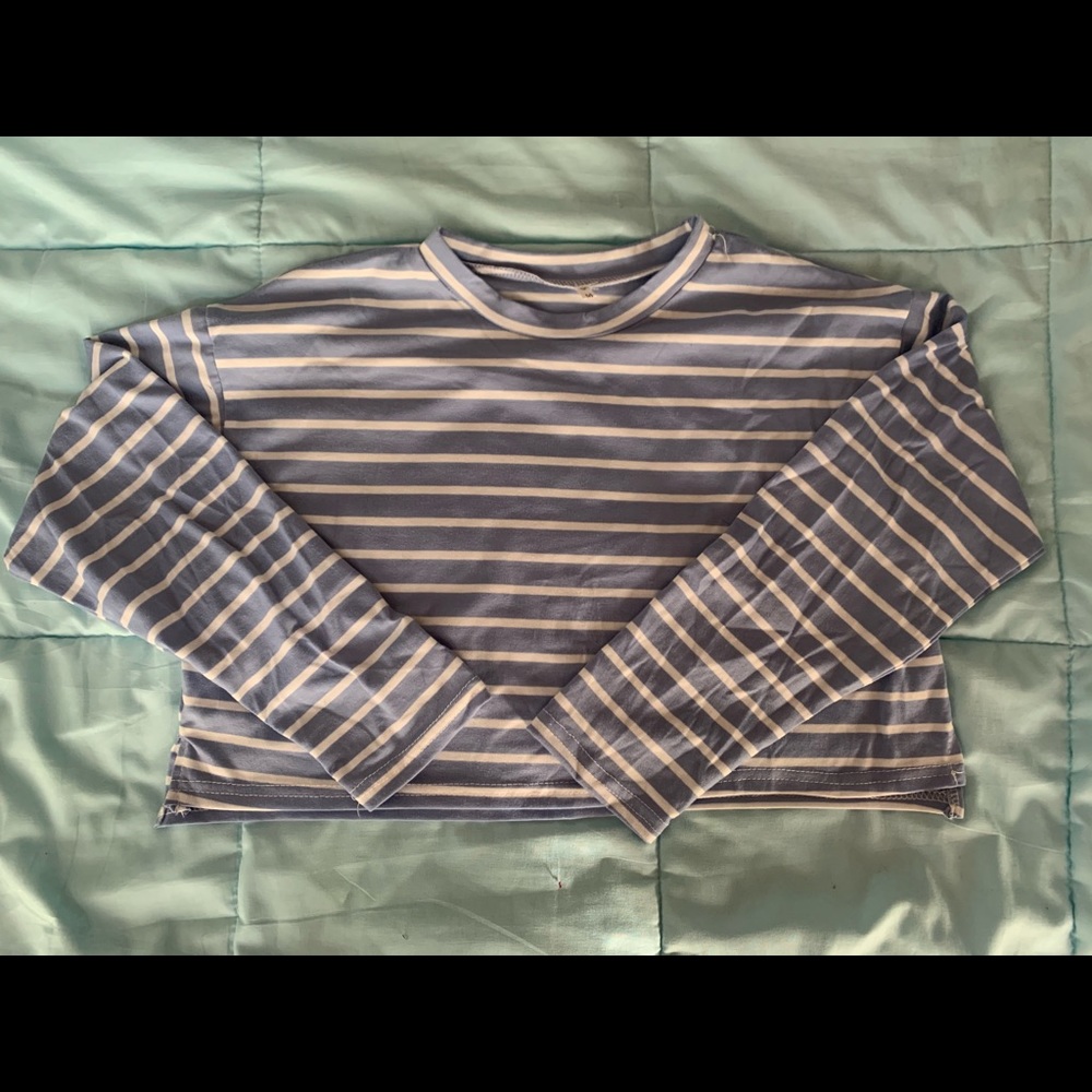 Juniors long sleeve crop top